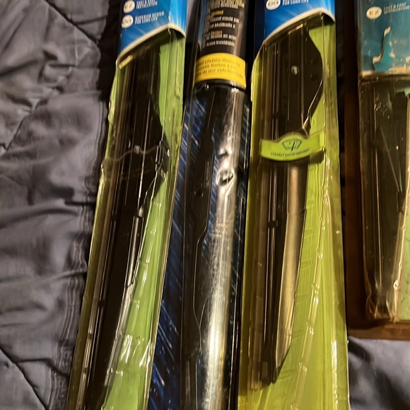 SIX PACKAGES OF NEW WINDSHIELD WIPERS ! - Picture 4 of 15
